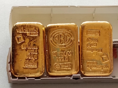 Gold bars concealed in flight toilet seized at Hyd Airport | Gold bars concealed in flight toilet seized at Hyd Airport