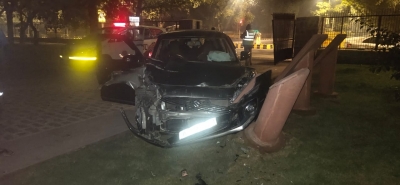 Drunk man rams car into Delhi's Safdarjung tomb complex, damages gate | Drunk man rams car into Delhi's Safdarjung tomb complex, damages gate