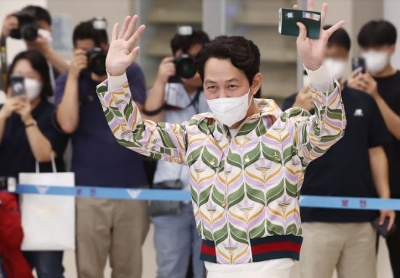 'Squid Game' star Lee Jung-jae arrives with Emmy trophy to hero's welcome | 'Squid Game' star Lee Jung-jae arrives with Emmy trophy to hero's welcome 'Squid Game' star Lee Jung-jae arrives with Emmy trophy to hero's welcome | 'Squid Game' star Lee Jung-jae arrives with Emmy trophy to hero's welcome