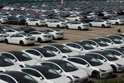 Global automakers scale back electric vehicles, turn towards hybrids | Global automakers scale back electric vehicles, turn towards hybrids Global automakers scale back electric vehicles, turn towards hybrids | Global automakers scale back electric vehicles, turn towards hybrids