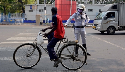 Woman licks policeman's uniform for enforcing lockdown in Kolkata | Woman licks policeman's uniform for enforcing lockdown in Kolkata