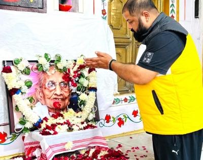 Powerlifter Mahant Gaurav Sharma pays tribute to PM Modi's mother | Powerlifter Mahant Gaurav Sharma pays tribute to PM Modi's mother