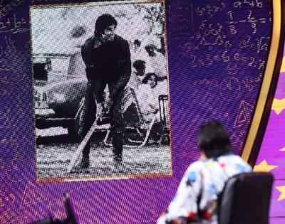 Big B recalls playing cricket between shots, despite bat being small | Big B recalls playing cricket between shots, despite bat being small Big B recalls playing cricket between shots, despite bat being small | Big B recalls playing cricket between shots, despite bat being small