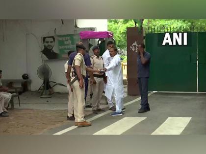 Bihar JDU-BJP rift: Congress, Left leaders converge for RJD meeting at Rabri Devi's residence | Bihar JDU-BJP rift: Congress, Left leaders converge for RJD meeting at Rabri Devi's residence Bihar JDU-BJP rift: Congress, Left leaders converge for RJD meeting at Rabri Devi's residence | Bihar JDU-BJP rift: Congress, Left leaders converge for RJD meeting at Rabri Devi's residence