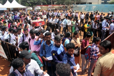 Tepid response to Karnataka shutdown for jobs to locals (Lead) | Tepid response to Karnataka shutdown for jobs to locals (Lead)