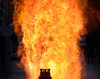Two siblings killed after LPG cylinder explodes in Delhi | Two siblings killed after LPG cylinder explodes in Delhi Two siblings killed after LPG cylinder explodes in Delhi | Two siblings killed after LPG cylinder explodes in Delhi