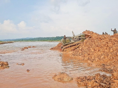 After Chakki bridge washout, illegal mining a threat to road bridge next to it | After Chakki bridge washout, illegal mining a threat to road bridge next to it