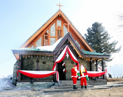 Local Muslims join Christmas celebrations in J&K's Srinagar | Local Muslims join Christmas celebrations in J&K's Srinagar