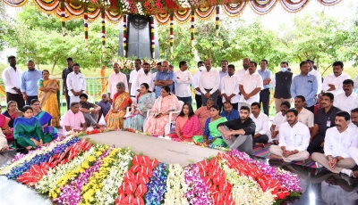 Jagan, Sharmila pay tributes to YSR on birth anniversary | Jagan, Sharmila pay tributes to YSR on birth anniversary