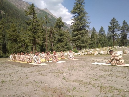 ITBP jawans practice yoga at high-altitude in Himachal Pradesh | ITBP jawans practice yoga at high-altitude in Himachal Pradesh