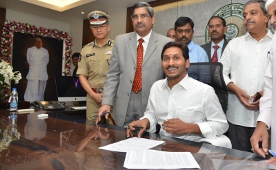 Andhra CM meets Modi, reiterates special category demand | Andhra CM meets Modi, reiterates special category demand Andhra CM meets Modi, reiterates special category demand | Andhra CM meets Modi, reiterates special category demand