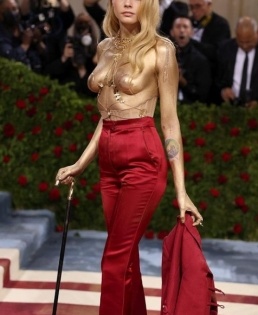 Cara Delevingne strips off to show gold-painted body on Met Gala red carpet | Cara Delevingne strips off to show gold-painted body on Met Gala red carpet