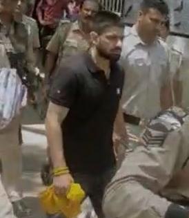 Delhi court sends gangster Lawrence Bisjnoi to judicial custody | Delhi court sends gangster Lawrence Bisjnoi to judicial custody Delhi court sends gangster Lawrence Bisjnoi to judicial custody | Delhi court sends gangster Lawrence Bisjnoi to judicial custody