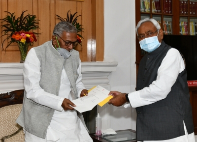 Nitish Kumar meets Governor, submits resignation as CM | Nitish Kumar meets Governor, submits resignation as CM