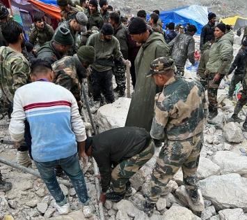 Army carries out rescue ops for Amarnath Yatris at Baltal | Army carries out rescue ops for Amarnath Yatris at Baltal