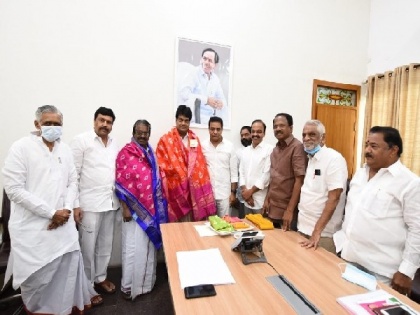 DMK parliamentarians meet Telangana Minister KTR seeking support to scrap NEET | DMK parliamentarians meet Telangana Minister KTR seeking support to scrap NEET