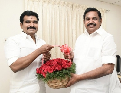 BJP's TN IT Cell chief joins AIADMK | BJP's TN IT Cell chief joins AIADMK