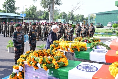 J&K L-G pays tributes to fallen soldiers | J&K L-G pays tributes to fallen soldiers