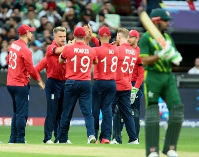 T20 World Cup: Curran, Rashid star in England's impressive bowling show to restrict Pakistan to 137/8 | T20 World Cup: Curran, Rashid star in England's impressive bowling show to restrict Pakistan to 137/8