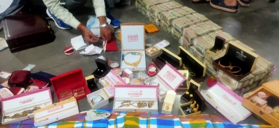 Police recovers huge cash, gold from Bengal bizman's residence | Police recovers huge cash, gold from Bengal bizman's residence