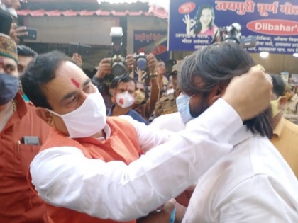 Narottam Mishra distributes face masks in Bhopal's New Market | Narottam Mishra distributes face masks in Bhopal's New Market