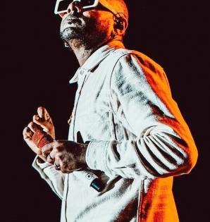 Benny Dayal gets hit by a drone during concert in Chennai, bruises fingers | Benny Dayal gets hit by a drone during concert in Chennai, bruises fingers