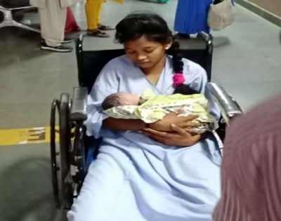 Cops help pregnant woman deliver baby in Jharkhand | Cops help pregnant woman deliver baby in Jharkhand
