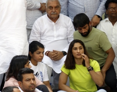 Wrestling mess: Seven women grapplers and their families are getting threats, alleges Vinesh Phogat | Wrestling mess: Seven women grapplers and their families are getting threats, alleges Vinesh Phogat