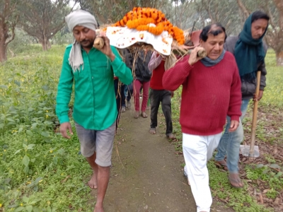Bihar family gives ritualistic final farewell to pet dog | Bihar family gives ritualistic final farewell to pet dog