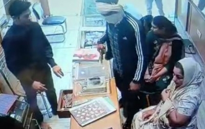 Armed assailants rob Delhi jeweller of 2 kg gold, cash | Armed assailants rob Delhi jeweller of 2 kg gold, cash Armed assailants rob Delhi jeweller of 2 kg gold, cash | Armed assailants rob Delhi jeweller of 2 kg gold, cash