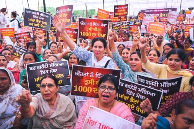 Protest against AAP govt's failure to provide Rs 1,000 per month to women | Protest against AAP govt's failure to provide Rs 1,000 per month to women