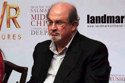 Salman Rushdie put on ventilator, says agent | Salman Rushdie put on ventilator, says agent