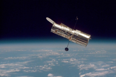 Hubble sees fragile comet break into dozens of pieces | Hubble sees fragile comet break into dozens of pieces