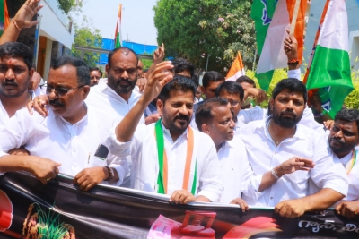 Telangana Congress leaders placed under house arrest | Telangana Congress leaders placed under house arrest Telangana Congress leaders placed under house arrest | Telangana Congress leaders placed under house arrest