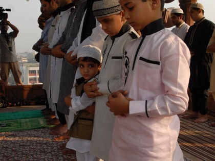 Eid prayers pass off peacefully in Kashmir | Eid prayers pass off peacefully in Kashmir