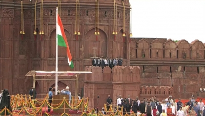 PM Modi hoists the Tricolour at Red Fort; remebers freedom fighters | PM Modi hoists the Tricolour at Red Fort; remebers freedom fighters