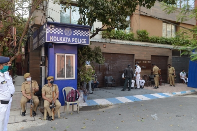 Kolkata Police offer tea to tired drivers | Kolkata Police offer tea to tired drivers