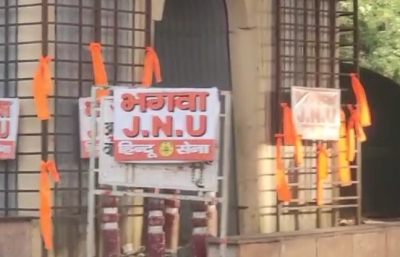 Hindu Sena puts up saffron flags outside JNU, cops remove it | Hindu Sena puts up saffron flags outside JNU, cops remove it