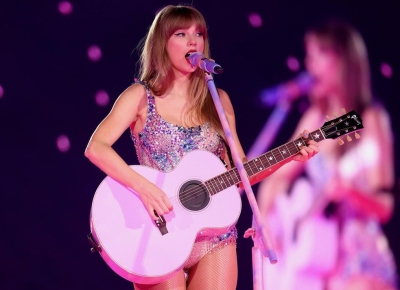 Taylor Swift makes little girl's day, signs letter from her during concert | Taylor Swift makes little girl's day, signs letter from her during concert