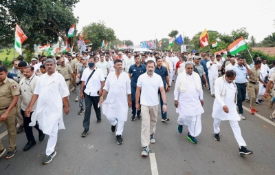 Bharat Jodo Yatra: Rahul Gandhi meets ostracised Dalit family in K'taka | Bharat Jodo Yatra: Rahul Gandhi meets ostracised Dalit family in K'taka