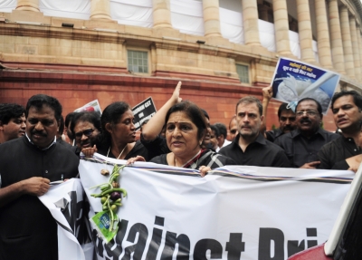 Cong protest over price rise, inflation fails to enthuse people | Cong protest over price rise, inflation fails to enthuse people Cong protest over price rise, inflation fails to enthuse people | Cong protest over price rise, inflation fails to enthuse people