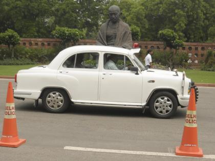 VIP vehicles to be 'named and shamed' for wrong parking in UP | VIP vehicles to be 'named and shamed' for wrong parking in UP VIP vehicles to be 'named and shamed' for wrong parking in UP | VIP vehicles to be 'named and shamed' for wrong parking in UP