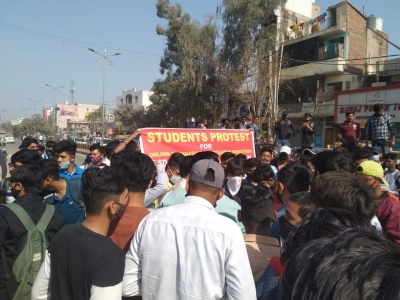 Gurugram college students protest, demand online exam | Gurugram college students protest, demand online exam