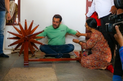 Salman tries his hand at 'charkha' in Sabarmati Ashram | Salman tries his hand at 'charkha' in Sabarmati Ashram