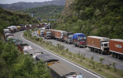Traffic Suspended on Srinagar-Jammu National Highway(See Tweet) | Traffic Suspended on Srinagar-Jammu National Highway(See Tweet)