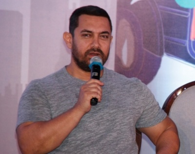 Aamir Khan denies distributing money in flour packets | Aamir Khan denies distributing money in flour packets