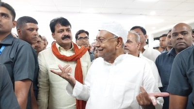 Nitish Kumar hosts Iftar party in Patna | Nitish Kumar hosts Iftar party in Patna