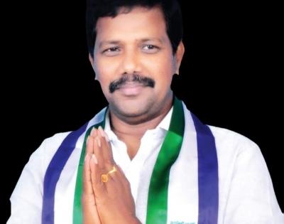 Andhra MLA attacked by own party men after sarpanch's murder | Andhra MLA attacked by own party men after sarpanch's murder