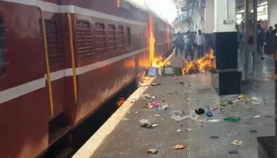 Protest against Agnipath continues at violence-hit Secunderabad station | Protest against Agnipath continues at violence-hit Secunderabad station