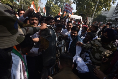 IYC activists protest fuel hike, seek resignation of Petroleum Minister | IYC activists protest fuel hike, seek resignation of Petroleum Minister